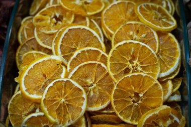 Doğal kuru portakal meyvesi pazarda satılıyor.