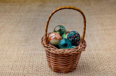 Parlak renkli mermer topları oyuncak görünümünde