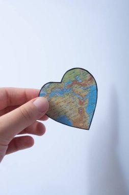 kalp şeklinde Afrika haritalı nesne elinde sevgililer günü konsepti olarak