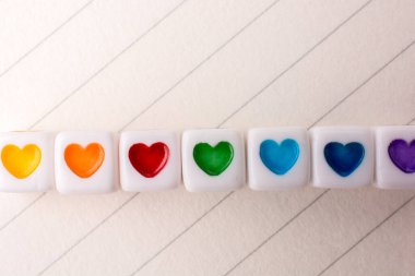 Kağıt üzerinde kalbi olan renkli küpler.