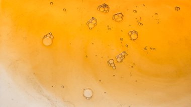 Kahve sıcak suda yavaşça erir.