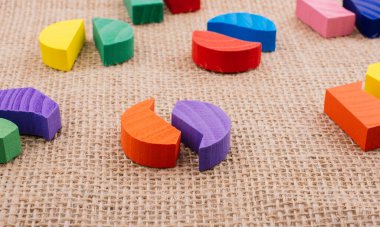 Mantık bulmacasının renkli ahşap parçaları