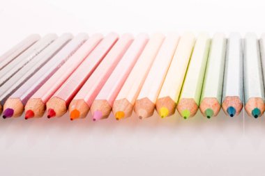 Beyaz arkaplanda çeşitli renk kalemleri