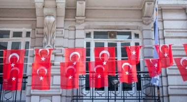Türk ulusal bayrağı açık havada sokakta bir ipe asılı duruyor