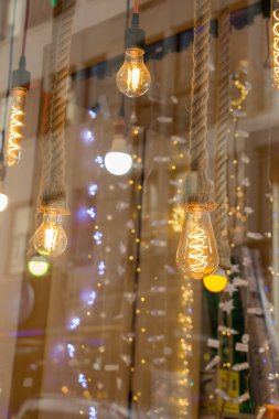 Dekoratif antika edison tarzı iplik ampulleri asılıydı.