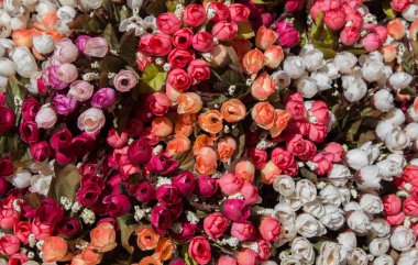 Renkli yapay çiçekler görünürde