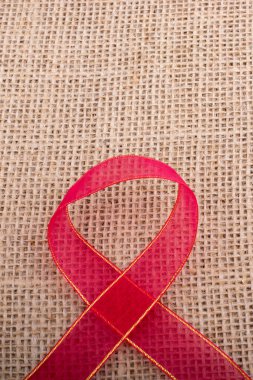 Arka plan doku olarak kahverengi renk keten tuval üzerine kırmızı bant