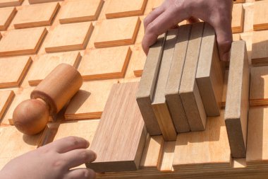 Elde tutulan ahşap yapboz elementi