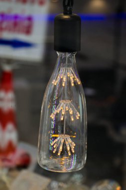 Dekoratif stil filament ampulleri görünürde