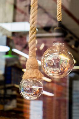 Dekoratif antika edison tarzı iplik ampulleri asılıydı.