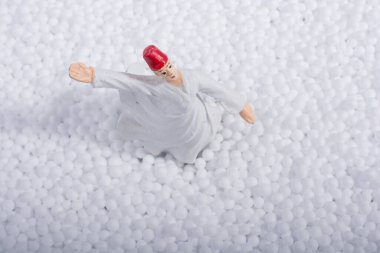 Küçük beyaz polistiren köpük topları üzerinde Sufi Dönen Derviş