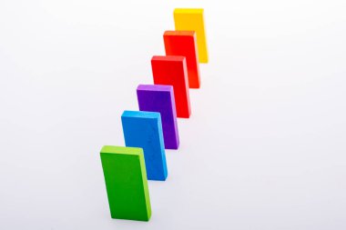 Beyaz arkaplanda renkli Domino Blokları