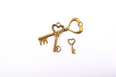 Beyaz arkaplanda kalp şeklinde retro metal tuşlar