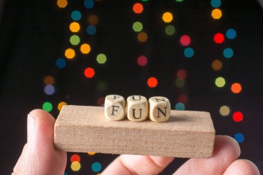 El küpleri bokeh aydınlatacağı karanlık bir arka plan ifadeler eğlenceli