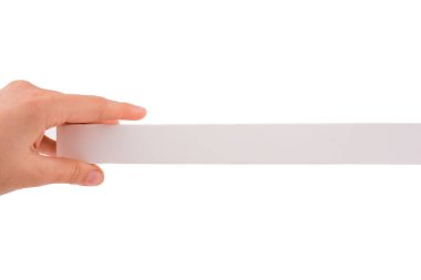 Beyaz arka planda bir kağıt parçasını tutan el.