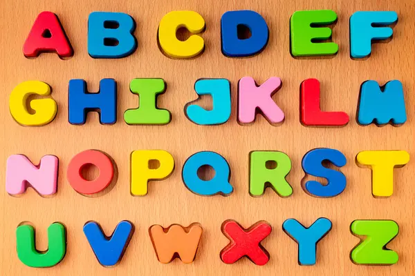 Tahtadan yapılmış renkli alfabe harfleri