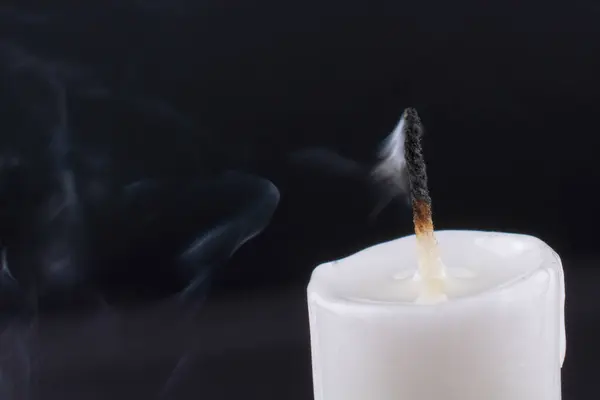 Вымерла Белая Свеча Черном Фоне — стоковое фото
