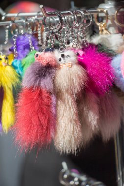 Çarşıdaki renkli ponponların seti.