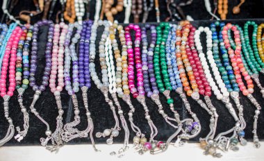 Çeşitli renkte tespih seti