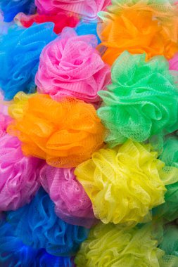 Çarşıdaki renkli ponponların seti.