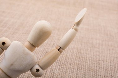 Tuval üzerinde poz bir adamın ahşap bebek