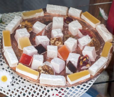 Metal bir tepsiye yerleştirilmiş lezzetli Türk lokumu