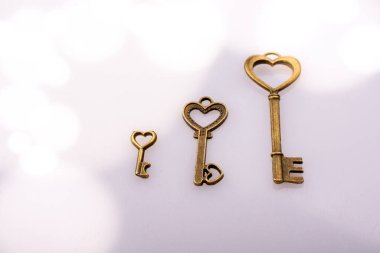 Beyaz arkaplanda kalp şeklinde retro metal tuşlar