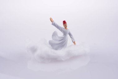 Sufi Dervi beyaz arkaplanda bir bulut üzerinde 