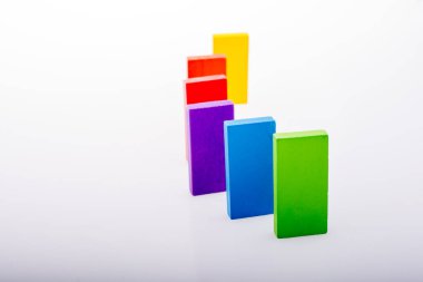 Beyaz arkaplanda renkli Domino Blokları