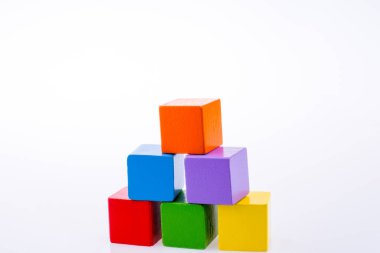 Beyaz arka planda renkli küplerle el oynamak