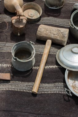 Görünürde bir tencere nesnesi olarak metal tava