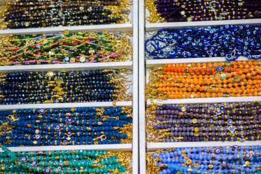 Renkli boncuklardan yapılmış bilezik.