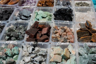Çeşitli türlerde doğal mineral değerli taşlar.