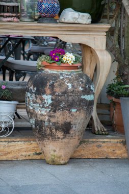 Doğu tarzında antik metal sürahi görünüm