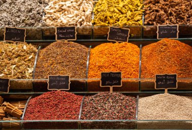 Çayın, şifalı otların, bitkilerin ve kurumuş çiçeklerin olduğu pazar.