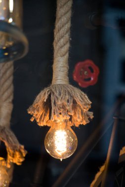 Dekoratif antika edison tarzı iplik ampulleri asılıydı.