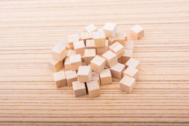 Eğitim ve iş konsepti objeleri olarak tahta oyuncak küpleri