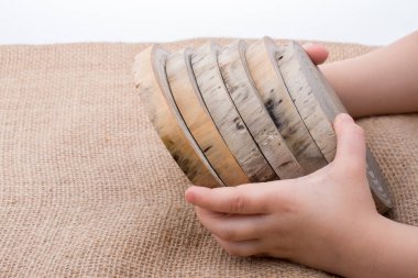 Ahşap kütük elinde ince parçalar halinde kesilmiş.