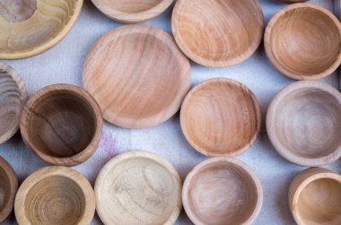 Kahverengi ahşaptan yapılmış boş kaseler