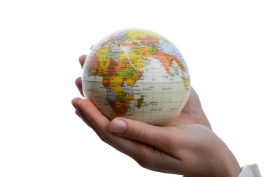 Beyaz arka planda elinde küçük bir küre tutan çocuk