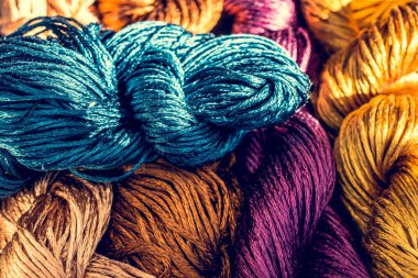 İpek ipliğin renkli iplikleri doku arkaplanını kapat