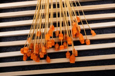 Ahşap arka planda kurumuş çiçek demeti