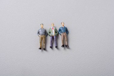 Minyatür insan figürü görünürde