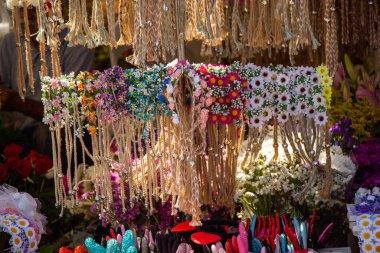 Baş tacı güzel sahte çiçeklerden yapılmıştır.