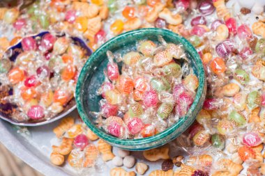 Renkli, sert, lezzetli şekerler manzarada