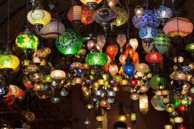 İstanbul 'daki Büyük Pazar' dan Mozaik Osmanlı lambaları