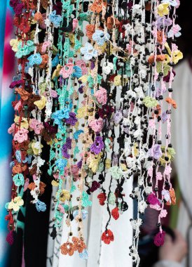 Arkaplan olarak Türk renkli iğneler işlemeli çiçekler