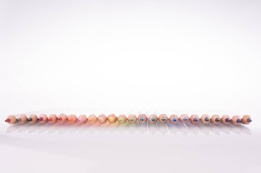 Beyaz arkaplanda çeşitli renk kalemleri