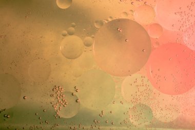 Su tabanında yağ kabarcıkları oluşmuş.