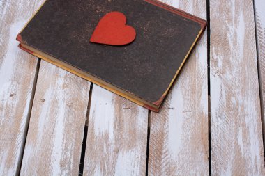 Aşk ve romantizm konsepti olarak kalp şekli simgesi
